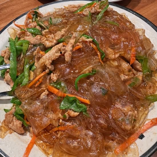 尖椒肉丝炒拉皮 Stir-Fried Glass Noodles w/Shredded Pork & Green Chili